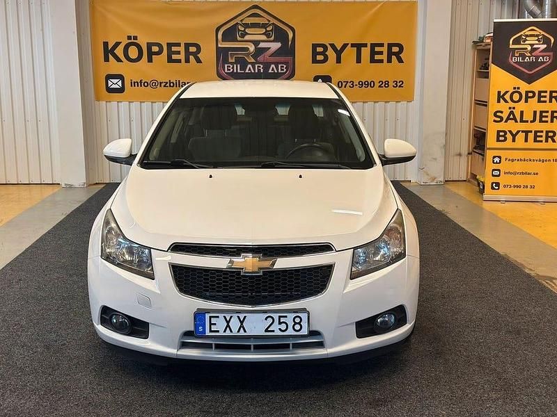 Vit Begagnad 2011 Chevrolet Cruze Sedan | 49 900 kr (Marknadspris) - Bild 1/4