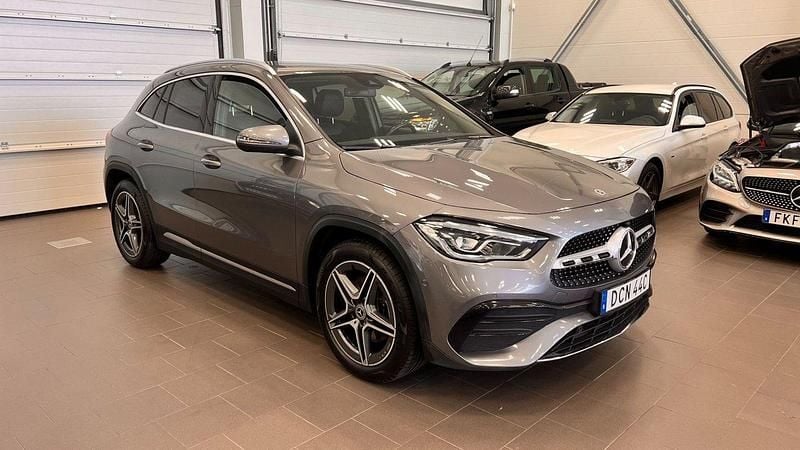 Mörkgrå Begagnad 2020 Mercedes GLA200 AMG SUV | 339 000 kr (Marknadspris) - Bild 1/4
