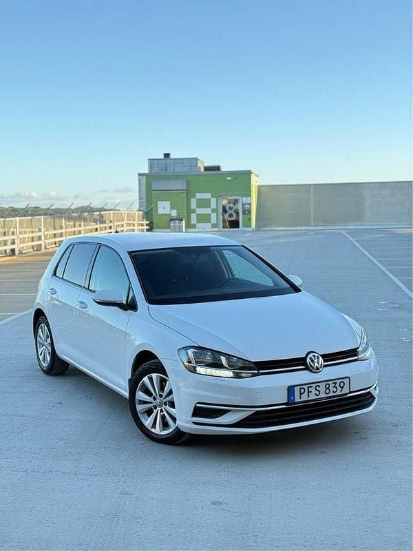 Vit Begagnad 2017 VW Golf VII Halvkombi | 114 900 kr (Marknadspris) - Bild 1/4