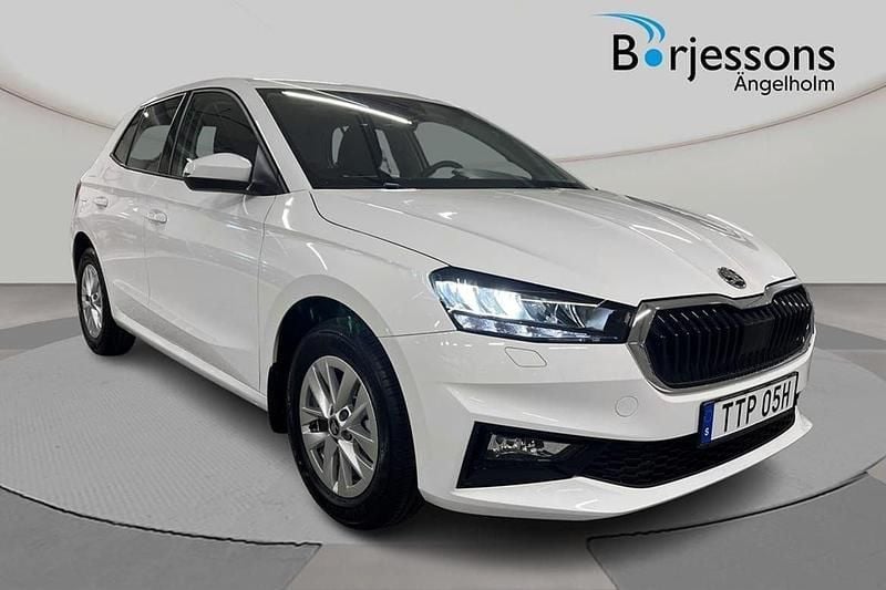 Vit Ny 2025 Skoda Fabia Selection Halvkombi | 262 400 kr (Marknadspris) - Bild 1/4
