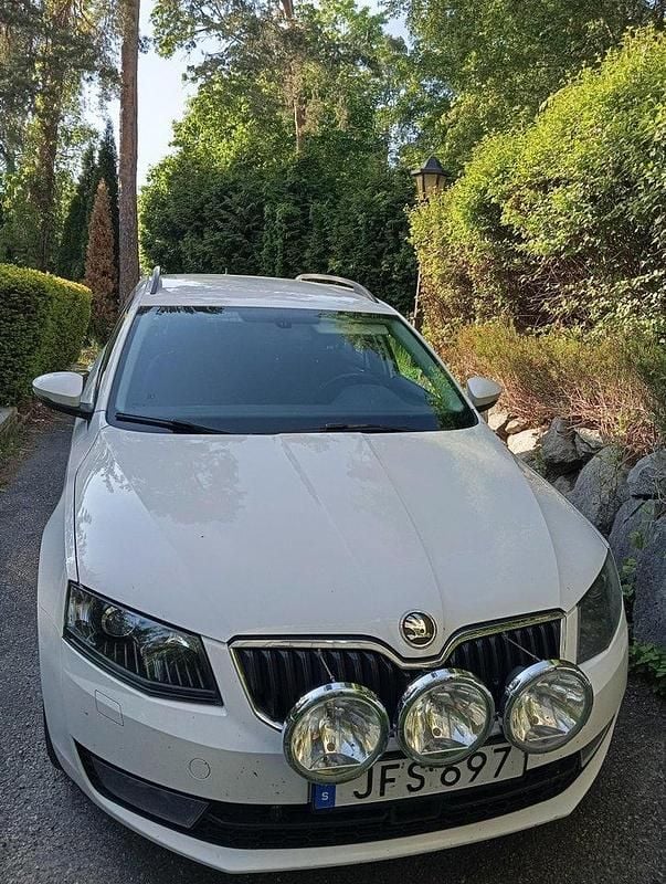 Vit Begagnad 2014 Skoda Octavia Ambition Kombi | 74 500 kr (Bra pris) - Bild 1/4