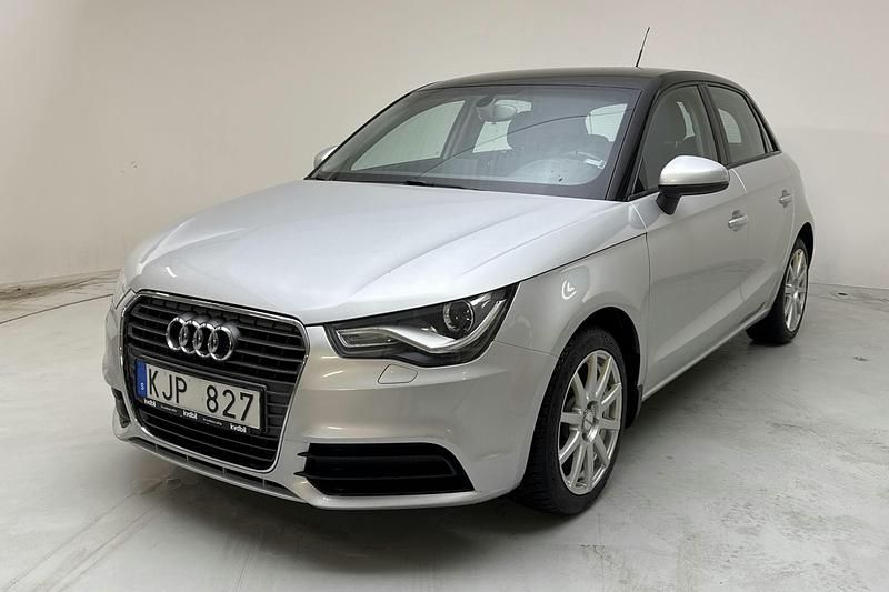 Silver Begagnad 2013 Audi A1 Sportback Sport Halvkombi | 89 800 kr (Marknadspris) - Bild 1/4