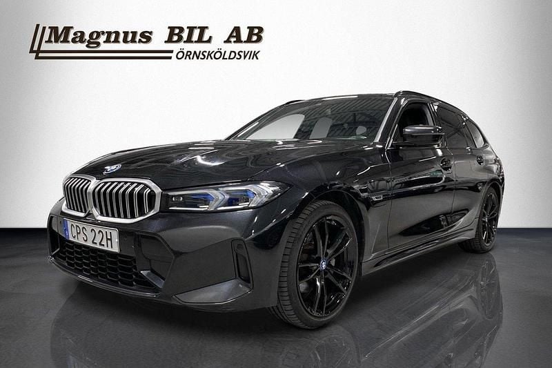 Svart Begagnad 2022 BMW 330e M Sport Kombi | 419 900 kr (Dyr) - Bild 1/4