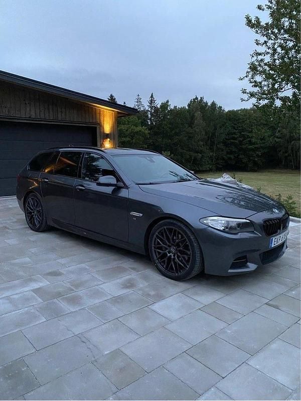 Grå Begagnad 2017 BMW 520 M Sport Kombi | 215 000 kr (Marknadspris) - Bild 1/4