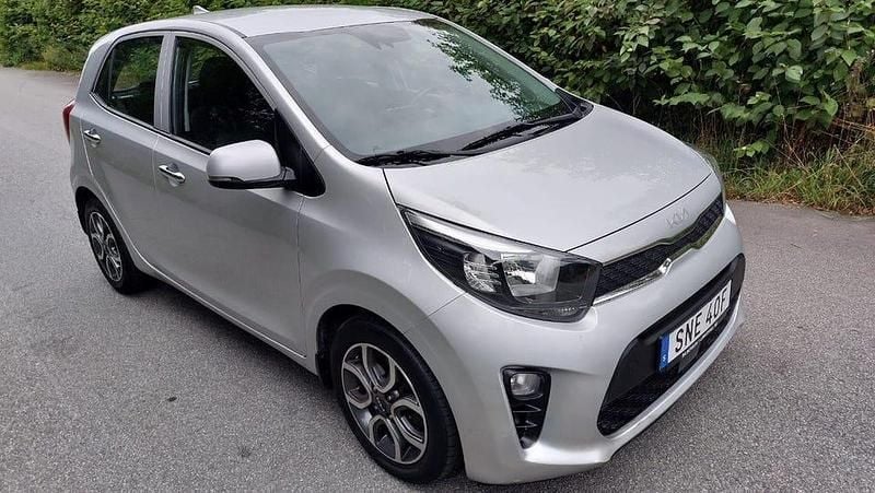 Grå Begagnad 2023 Kia Picanto Advance Halvkombi | 149 000 kr (Marknadspris) - Bild 1/4