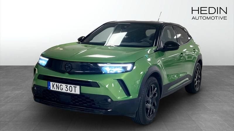 Grön (green) Begagnad 2022 Opel Mokka-e GS Line SUV | 209 800 kr (Marknadspris) - Bild 1/4