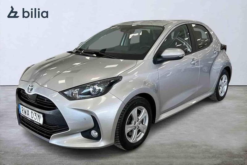 Begagnad Toyota Yaris Hybrid 2022 Silver Halvkombi