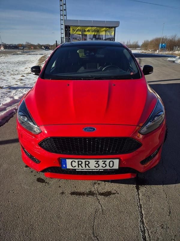 Begagnad Ford Focus 125 HK (91 kW) 2017 Röd med svart tak Kombi