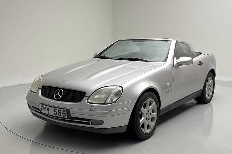 Ljusgrå Begagnad 1998 Mercedes SLK230 Cab | 96 000 kr (Lite dyr) - Bild 1/4