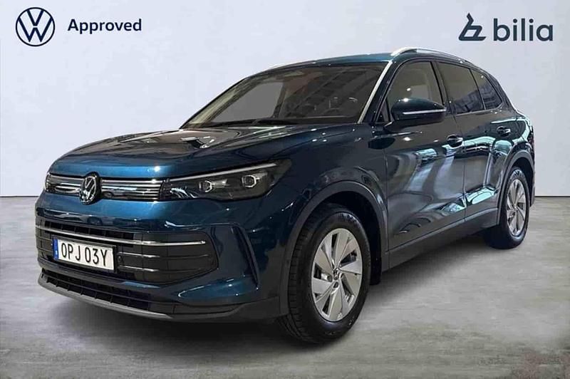 Blå Begagnad 2025 VW Tiguan SUV | 384 900 kr (Marknadspris) - Bild 1/1