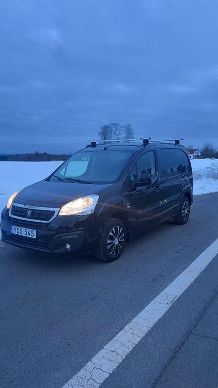 Svart Begagnad 2018 Peugeot Partner Minibuss | 89 000 kr (Bra pris) - Bild 1/4