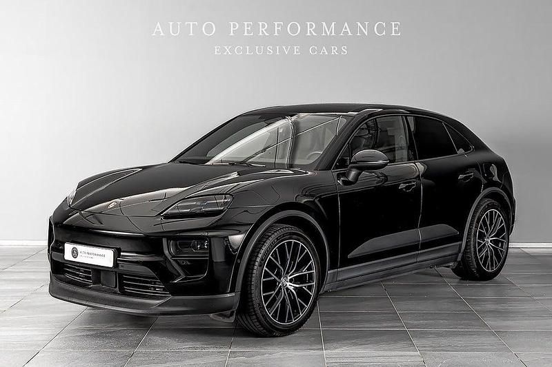 Svart Begagnad 2025 Porsche Macan 4 Electric SUV | 929 900 kr - Bild 1/4
