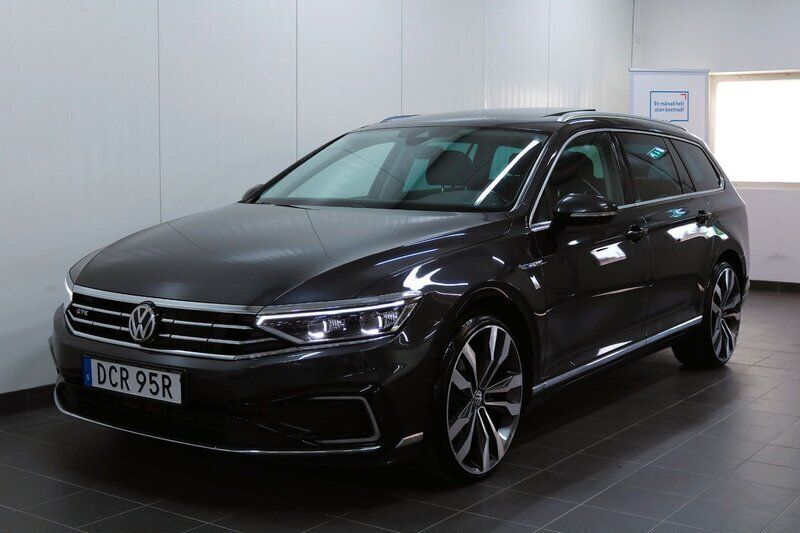 Mörkgrå (grå) Begagnad 2020 VW Passat GTE Kombi | 259 900 kr (Dyr) - Bild 1/4