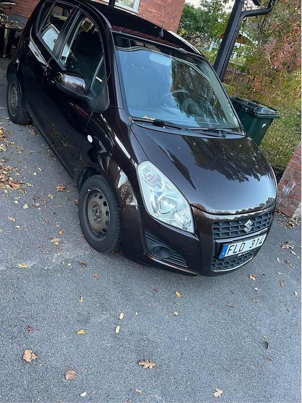 Brun Begagnad 2013 Suzuki Splash GLS Halvkombi | 42 000 kr (Marknadspris) - Bild 1/4