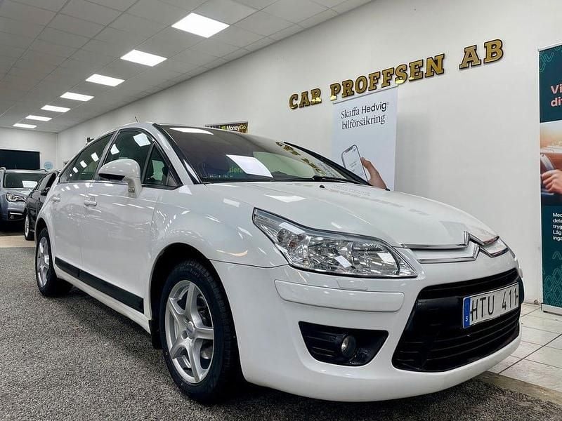 Vit Begagnad 2009 Citroën C4 Halvkombi | 44 900 kr (Lite dyr) - Bild 1/4