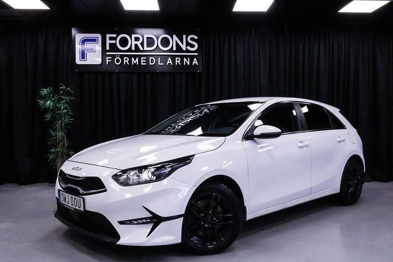 Vit Begagnad 2023 Kia Ceed Advance Halvkombi | 249 900 kr (Bra pris) - Bild 1/4