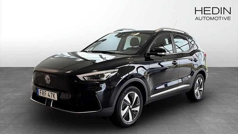 Svart (black) Begagnad 2022 MG ZS Luxury Sedan | 244 900 kr (Marknadspris) - Bild 1/4