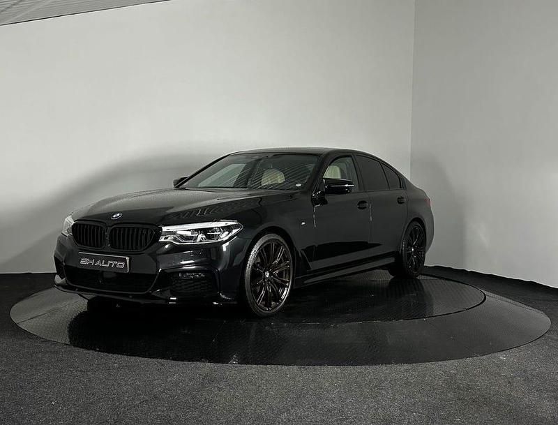 Svart metallic Begagnad 2019 BMW 540 Sedan | 489 900 kr (Dyr) - Bild 1/4