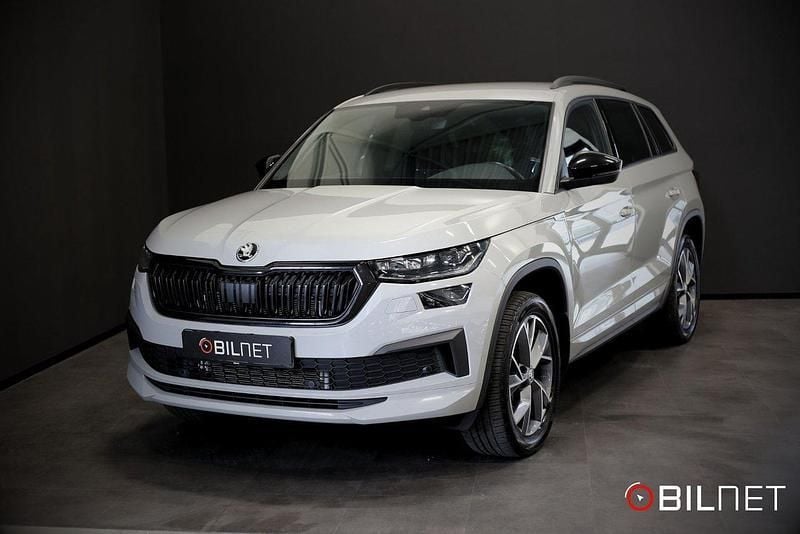 Grå Begagnad 2024 Skoda Kodiaq SportLine SUV | 439 900 kr (Marknadspris) - Bild 1/4
