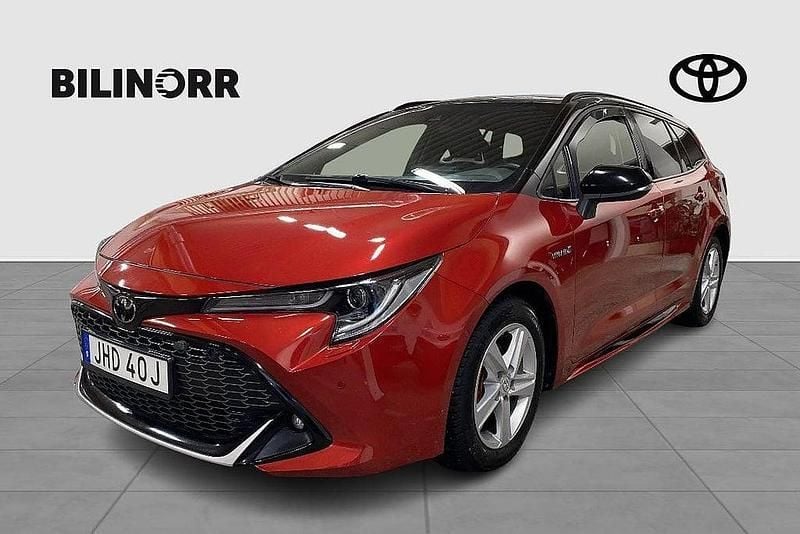Röd Begagnad 2021 Toyota Corolla Plus Kombi | 254 900 kr (Marknadspris) - Bild 1/4