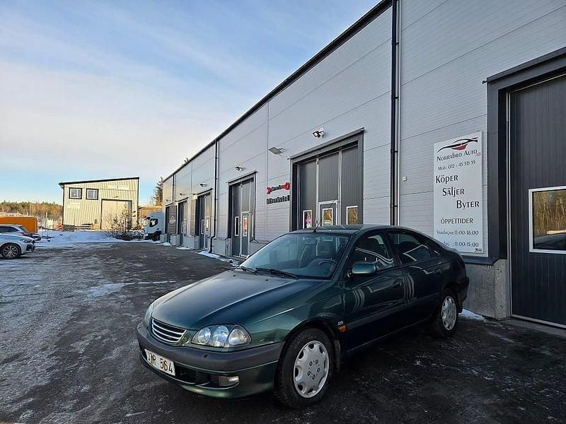 Begagnad Toyota Avensis 128 HK (94 kW) 1999 Grön Halvkombi