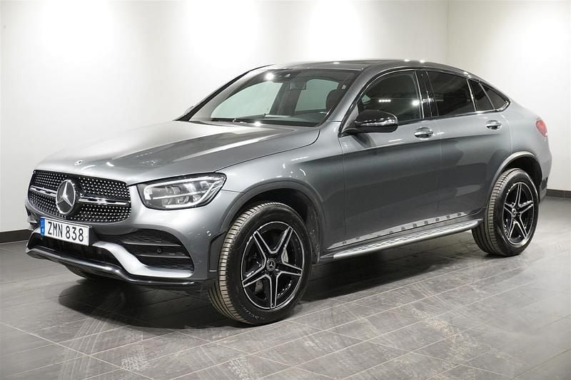 Grå Begagnad 2021 Mercedes GLC300e Sportkupé | 399 900 kr - Bild 1/4