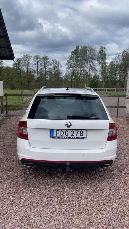 Vit Begagnad 2014 Skoda Octavia RS Kombi | 130 000 kr (Marknadspris) - Bild 1/4