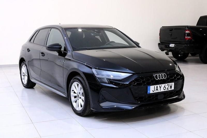 Svart Begagnad 2025 Audi A3 | 289 900 kr (Lite dyr) - Bild 1/4