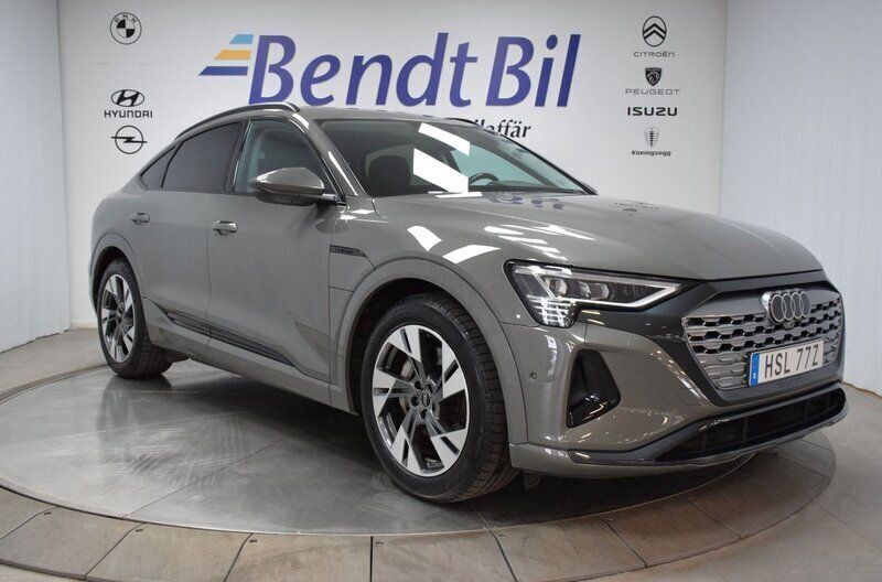 Grå Begagnad 2023 Audi Q8 e-tron Premium SUV | 679 500 kr (Marknadspris) - Bild 1/3