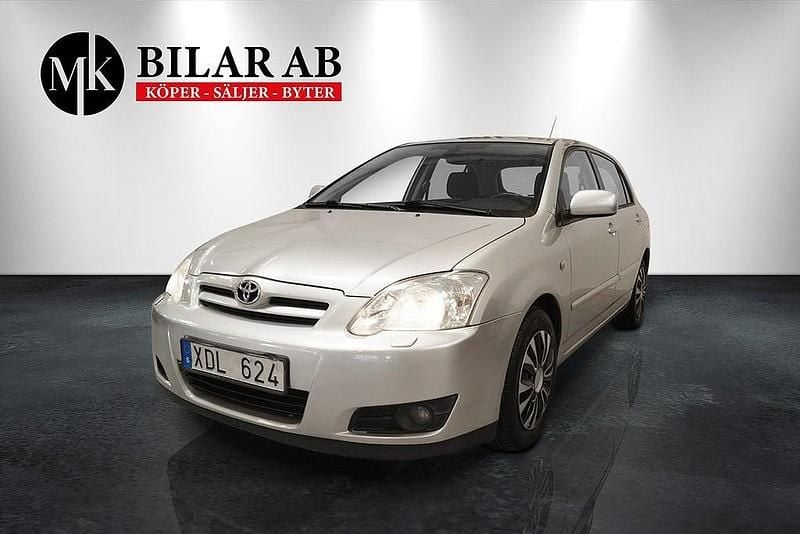 Begagnad Toyota Corolla 111 HK (81 kW) 2005 Silver Halvkombi