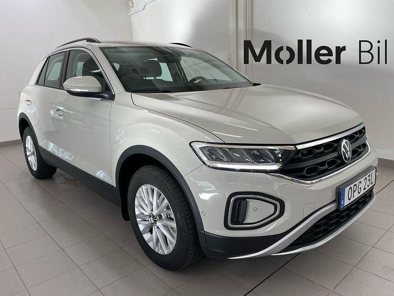 Ljusgrå (grå) Begagnad 2024 VW T-Roc Life SUV | 324 900 kr (Lite dyr) - Bild 1/3