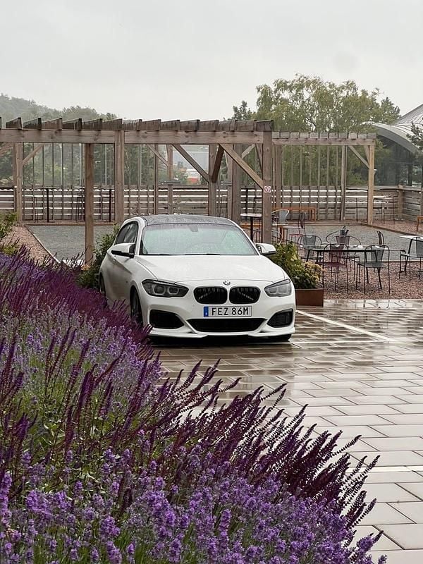 Vit Begagnad 2018 BMW M140 M Sport Halvkombi | 299 000 kr (Superpris) - Bild 1/3