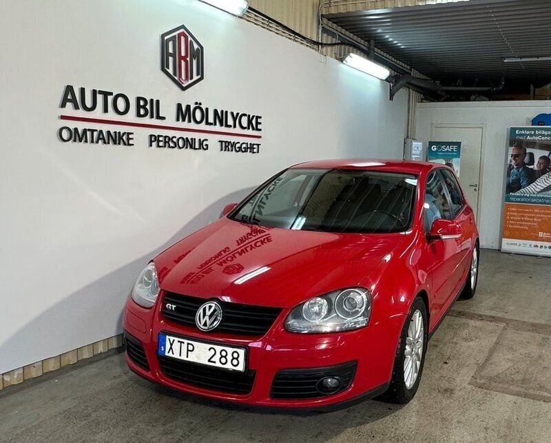 Röd Begagnad 2006 VW Golf V Halvkombi | 34 900 kr (Lite dyr) - Bild 1/4
