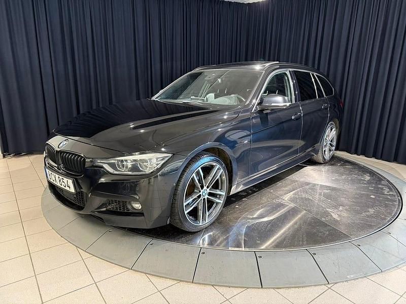 Svart Begagnad 2018 BMW 320 M Sport Kombi | 209 000 kr (Marknadspris) - Bild 1/4