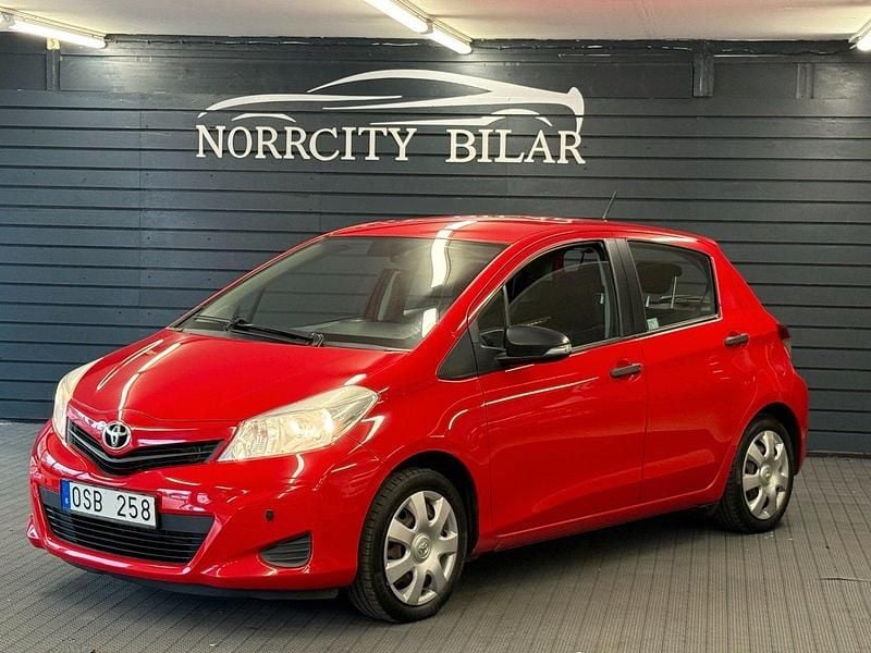 Grå (röd) Begagnad 2012 Toyota Yaris Halvkombi | 62 800 kr (Lite dyr) - Bild 1/4