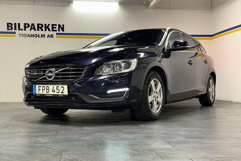 Mörkblå (grön) Begagnad 2018 Volvo V60 Standard Kombi | 169 900 kr (Lite dyr) - Bild 1/4
