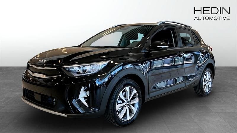 Svart (black) Ny 2025 Kia Stonic Advance SUV | 257 500 kr (Marknadspris) - Bild 1/4