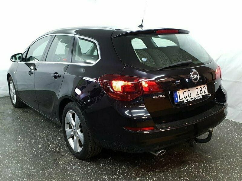 Begagnad Opel Astra 160 HK (117 kW) 2010 Svart Kombi