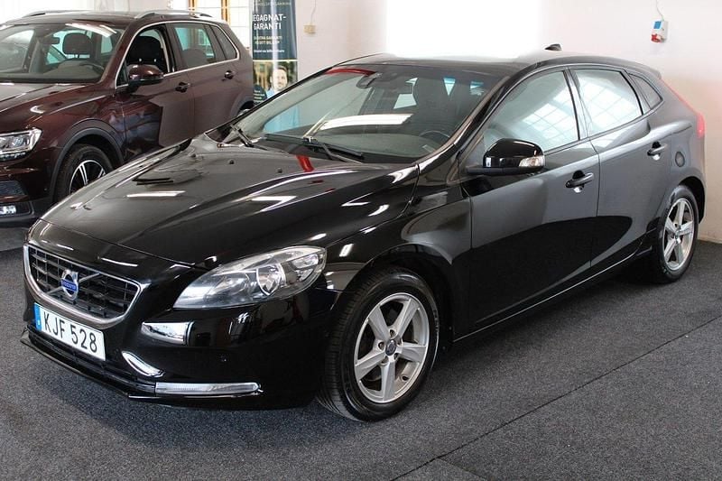 Svart Begagnad 2014 Volvo V40 Kinetic Kombi | 124 900 kr (Marknadspris) - Bild 1/4