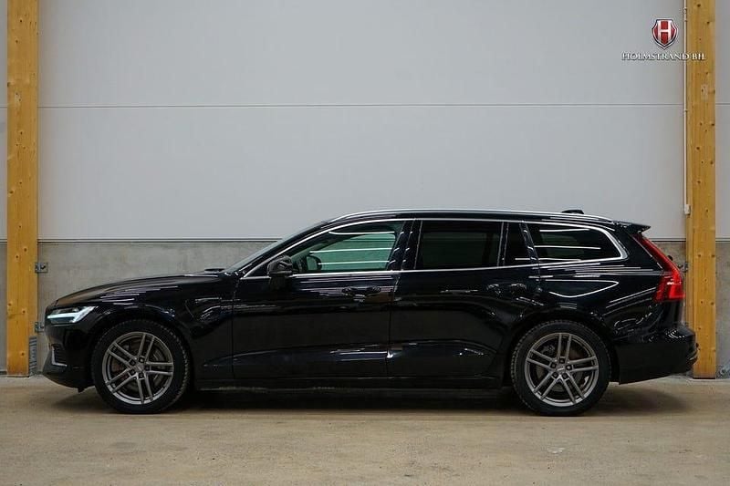 Svart Begagnad 2024 Volvo V60 Core Kombi | 344 900 kr (Marknadspris) - Bild 1/4