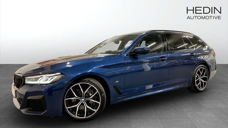 Blå (blue) Begagnad 2024 BMW 530 M Sport Kombi | 634 700 kr - Bild 1/4