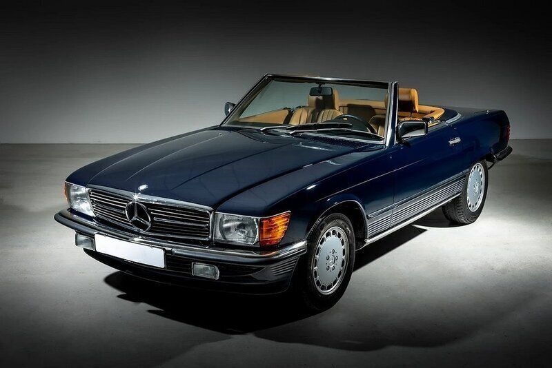 Mörkblå Begagnad 1985 Mercedes 560 Cab | 1 250 000 kr - Bild 1/4