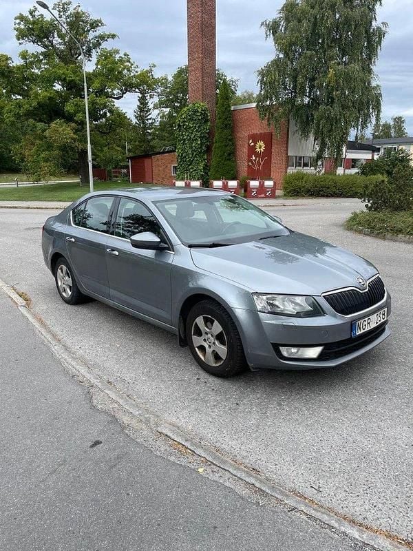 Grå Begagnad 2013 Skoda Octavia Ambition Halvkombi | 59 800 kr (Marknadspris) - Bild 1/4
