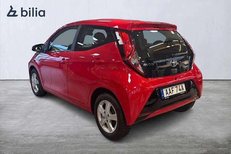Begagnad Toyota Aygo Play 72 HK (52 kW) 2019 Röd Halvkombi