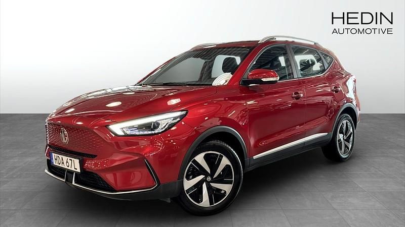 Röd (red) Begagnad 2022 MG ZS Comfort Sedan | 249 900 kr (Bra pris) - Bild 1/4