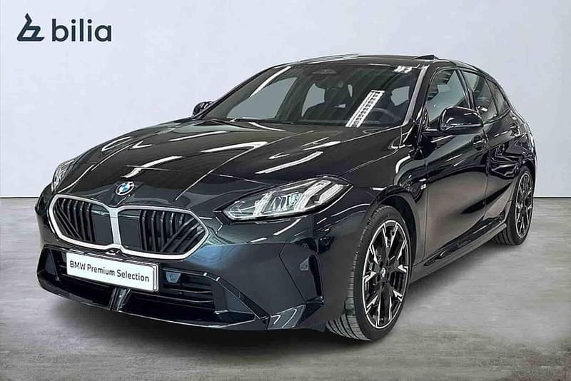 Svart Begagnad 2024 BMW 120 Halvkombi | 359 900 kr - Bild 1/1