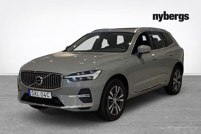 Grå Begagnad 2023 Volvo XC60 Core SUV | 449 000 kr (Marknadspris) - Bild 1/4