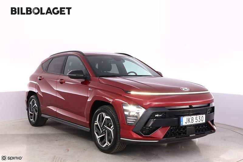 Röd Begagnad 2023 Hyundai Kona SUV | 299 900 kr (Superpris) - Bild 1/4
