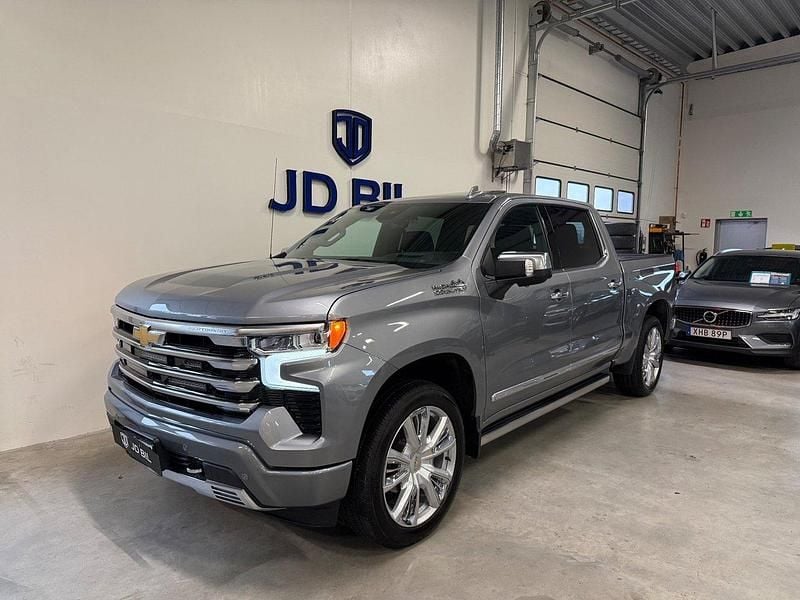 Grå Begagnad 2024 Chevrolet Silverado Van | 979 800 kr (Superpris) - Bild 1/4