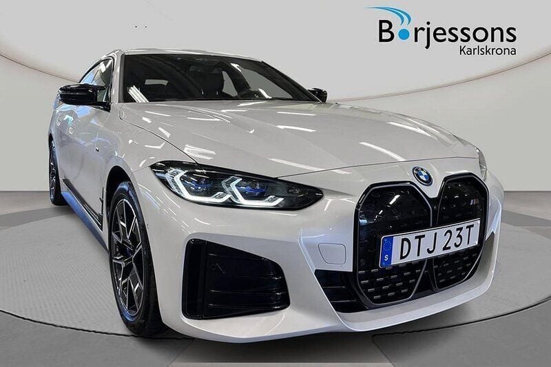 Vit Begagnad 2023 BMW i4 M Sport Sedan | 629 000 kr (Marknadspris) - Bild 1/4